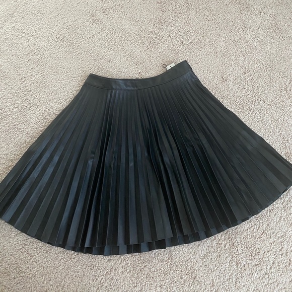 Beautiful Brand New Vegan Leather skirt. - Picture 3 of 4